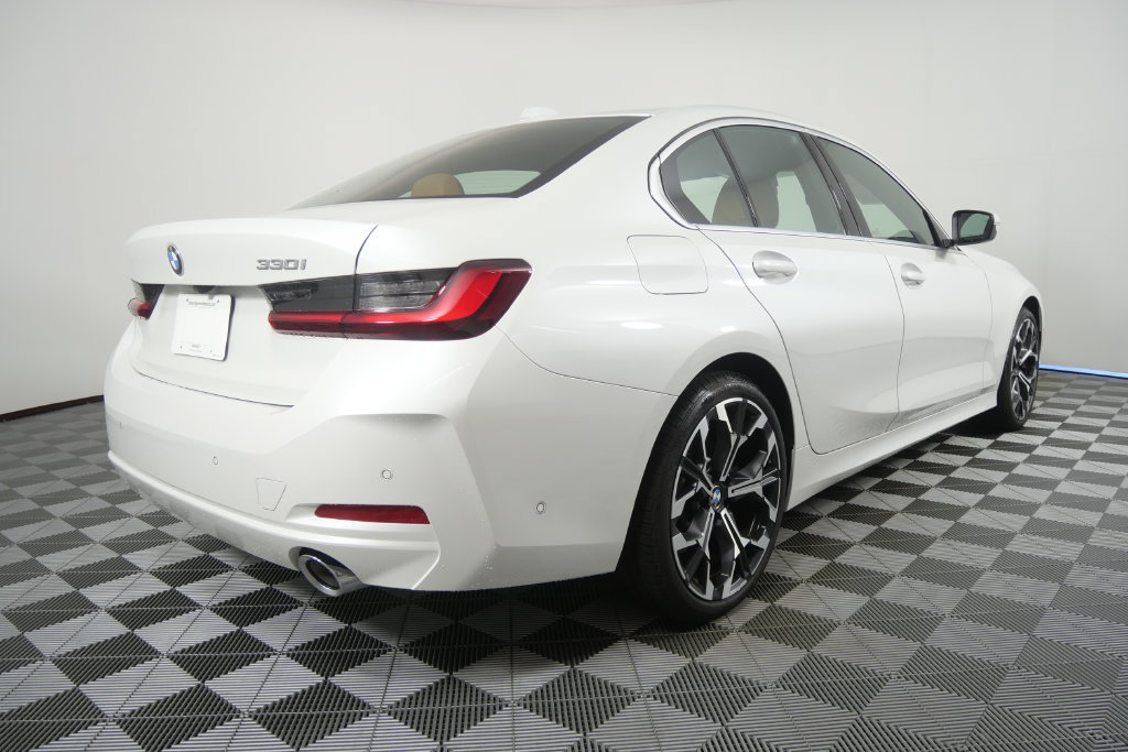 Certified 2025 BMW 330i Sedan RWD image 4