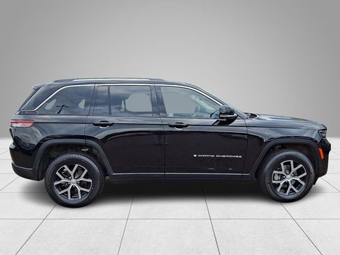 Used 2023 Jeep Grand Cherokee Limited w/ Luxury Tech Group II AWD/4WD image 8