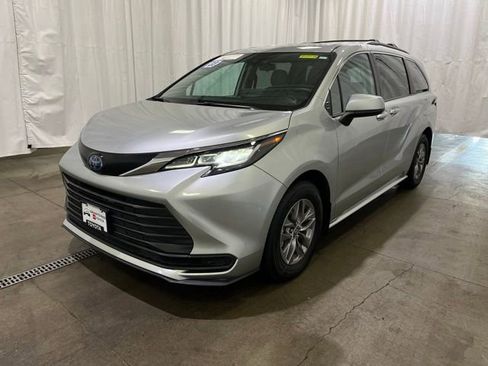 Certified 2023 Toyota Sienna LE FWD image 7