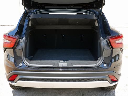 Used 2025 Chevrolet Trax LT w/ LT Convenience Package FWD image 9