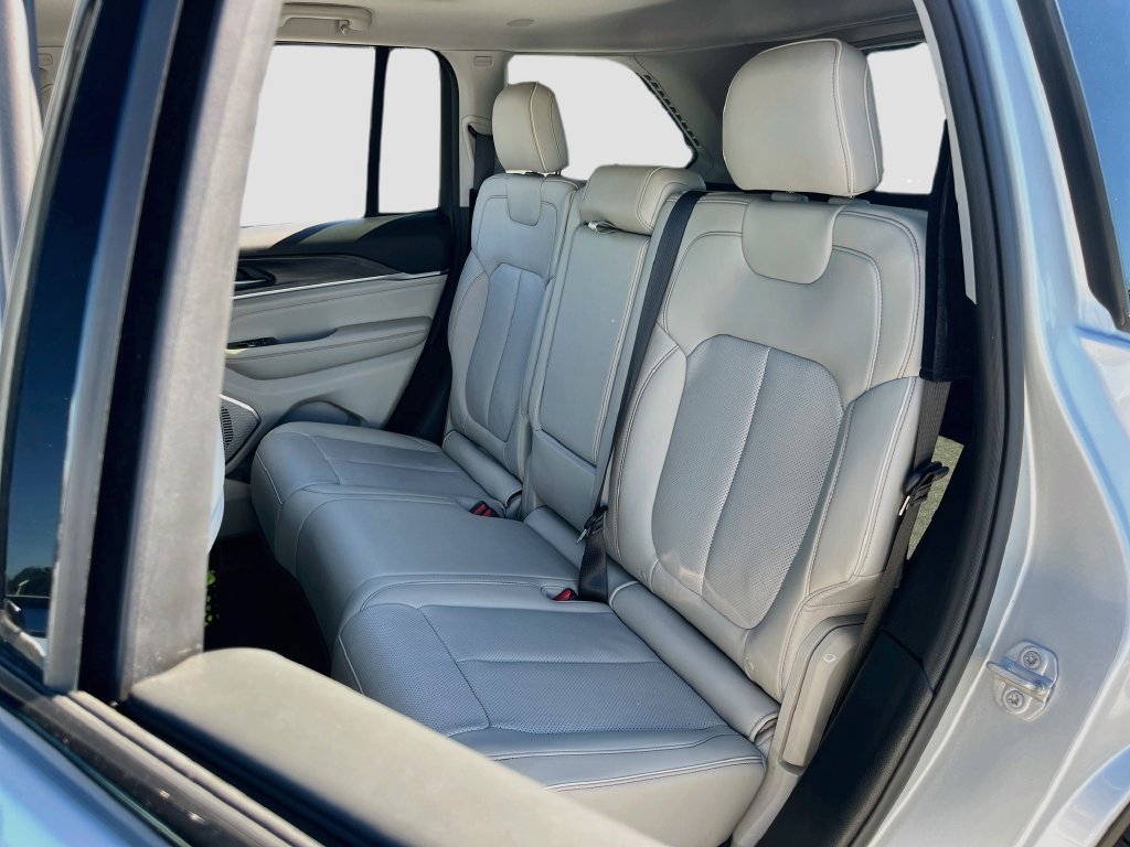 Used 2022 Jeep Grand Cherokee Overland AWD/4WD image 26