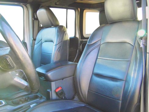 Used 2020 Jeep Wrangler Unlimited Sahara image 17