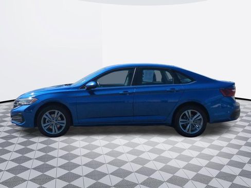 Used 2024 Volkswagen Jetta SE FWD image 3