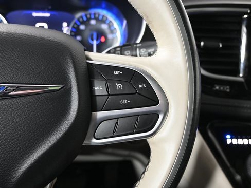 Used 2020 Chrysler Pacifica Limited image 42