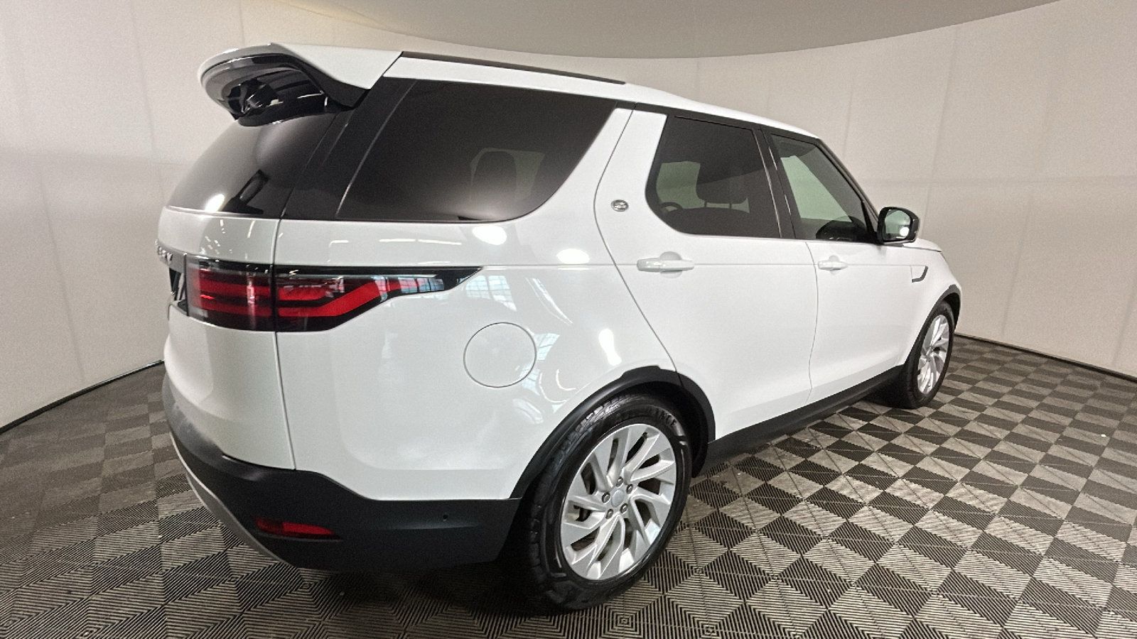 Used 2024 Land Rover Discovery S AWD/4WD image 2