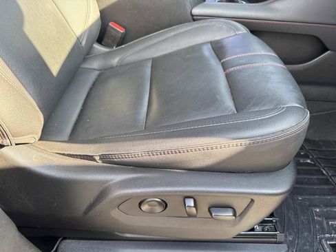 Used 2022 Chevrolet Suburban RST w/ Sport Performance Package image 12