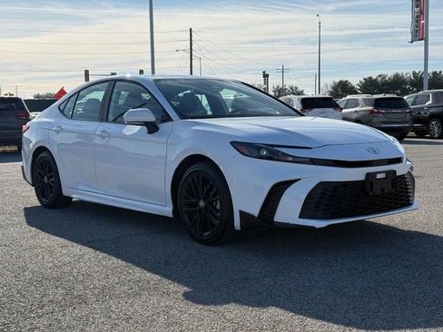 Used 2025 Toyota Camry SE image 8