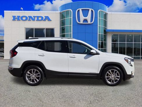 Used 2024 GMC Terrain SLT AWD/4WD image 2