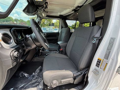 Used 2025 Jeep Wrangler Unlimited Sahara AWD/4WD image 32
