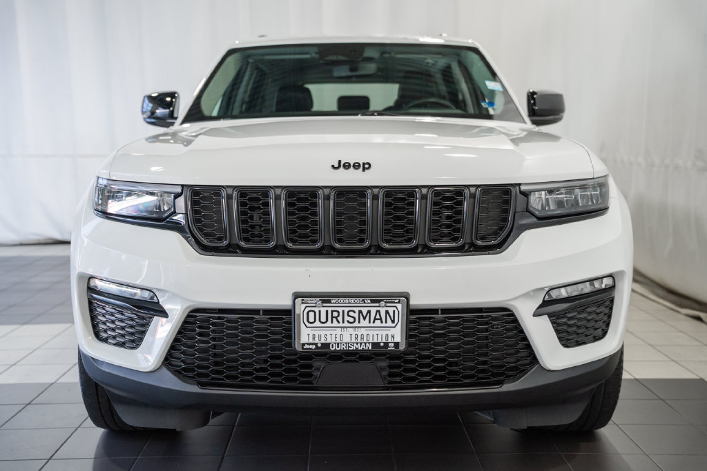 Used 2023 Jeep Grand Cherokee Limited w/ Black Appearance Package AWD/4WD image 2