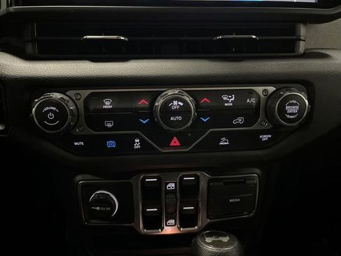 Used 2024 Jeep Wrangler Unlimited image 16