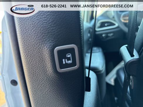 Used 2025 Chrysler Pacifica Select image 30