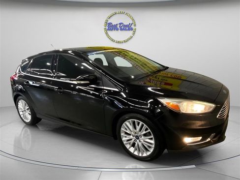 Used 2017 Ford Focus Titanium w/ Titanium Technology Package FWD image 8
