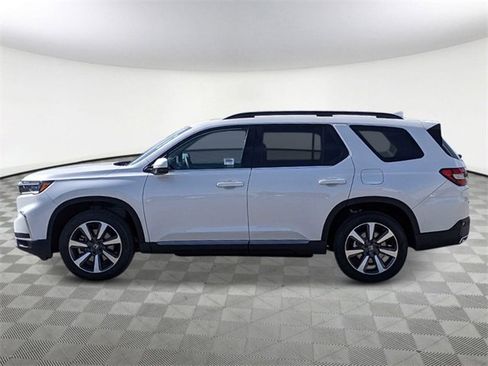 New 2025 Honda Pilot Touring image 3