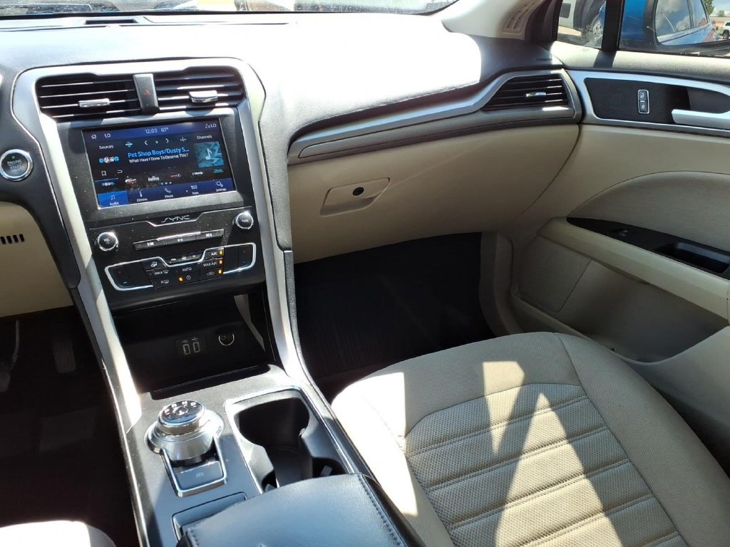 Used 2020 Ford Fusion SE FWD image 15