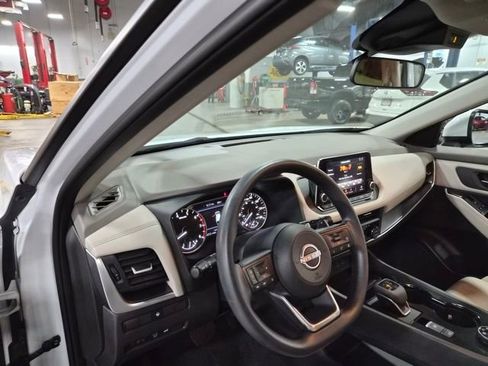 Used 2024 Nissan Rogue SV image 16