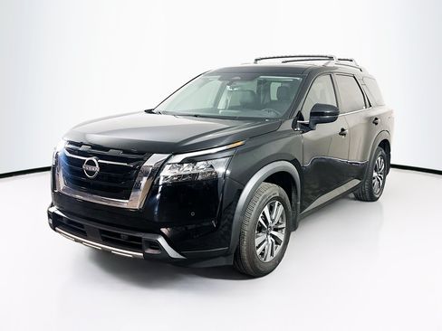 Used 2024 Nissan Pathfinder SL FWD image 3
