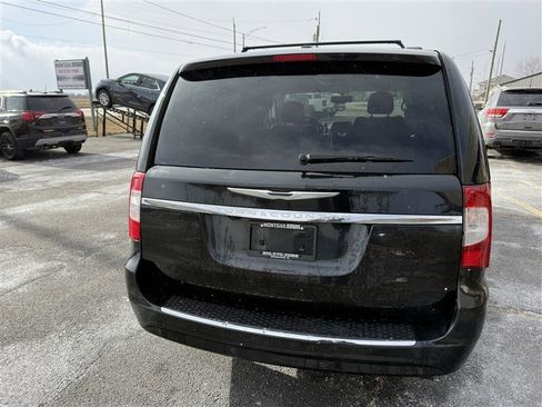 Used 2014 Chrysler Town & Country Touring-L image 4