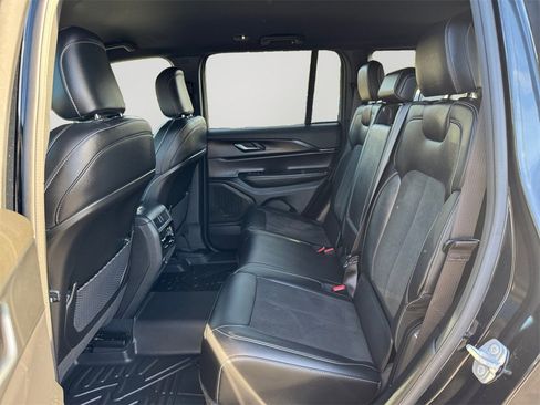 Used 2025 Jeep Grand Cherokee Altitude image 15