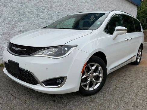 Used 2017 Chrysler Pacifica Limited w/ UConnect Theater Package FWD image 3