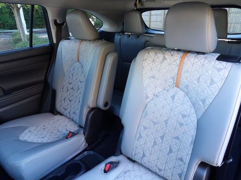 Used 2023 Toyota Highlander Bronze Edition image 27