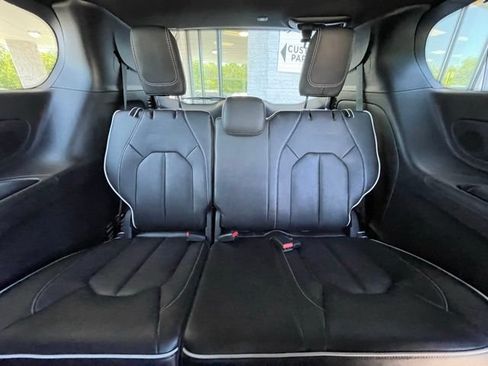 Used 2025 Chrysler Pacifica Limited AWD/4WD image 25