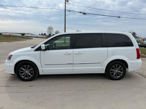 Used 2014 Chrysler Town & Country S image 10