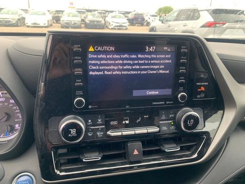 Used 2021 Toyota Highlander LE AWD/4WD image 12