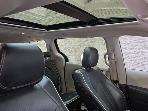 Used 2023 Chrysler Pacifica Limited image 10