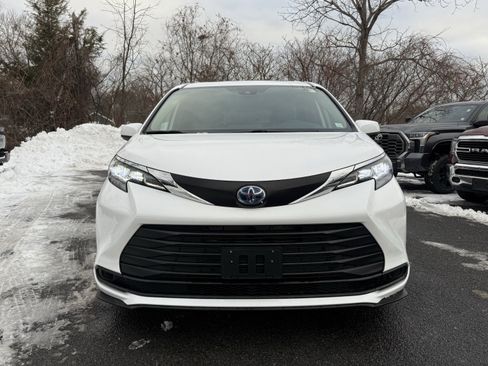 Used 2025 Toyota Sienna LE image 9