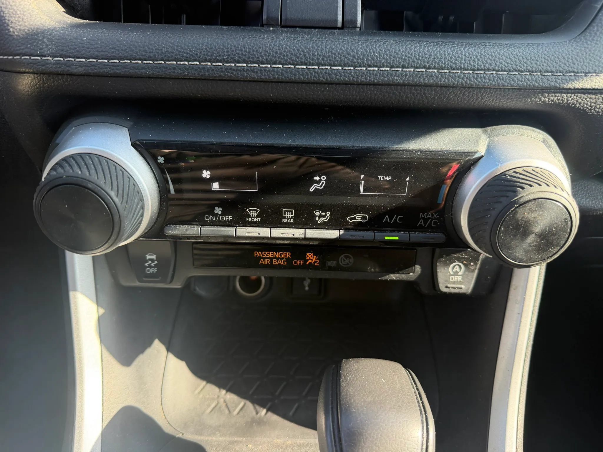 Used 2021 Toyota RAV4 LE AWD/4WD image 19