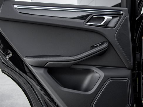 Certified 2026 Porsche Macan AWD/4WD image 32