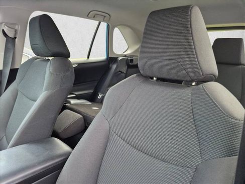 Used 2021 Toyota RAV4 LE FWD image 5