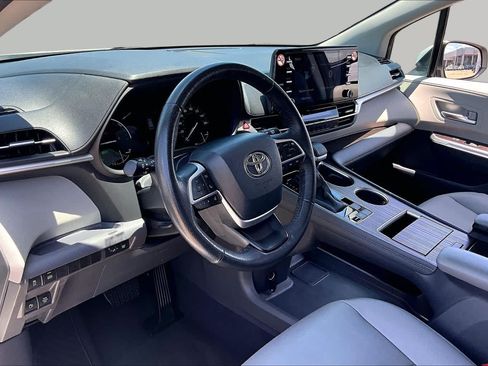 Used 2024 Toyota Sienna XLE FWD image 18