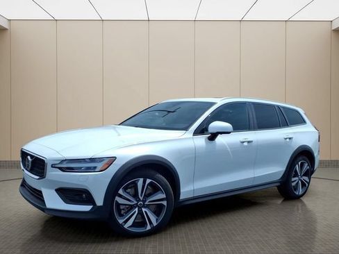 New 2026 Volvo V60 B5 Cross Country Plus w/ Climate Package AWD/4WD image 2