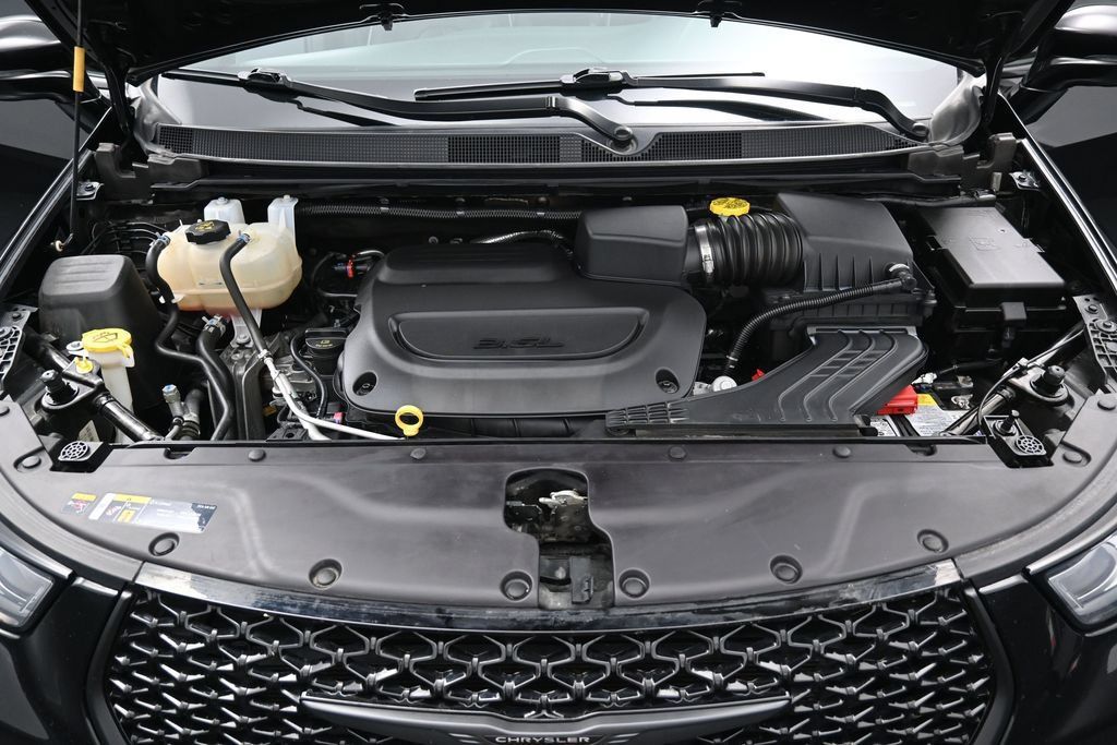 Used 2025 Chrysler Pacifica Limited FWD image 39
