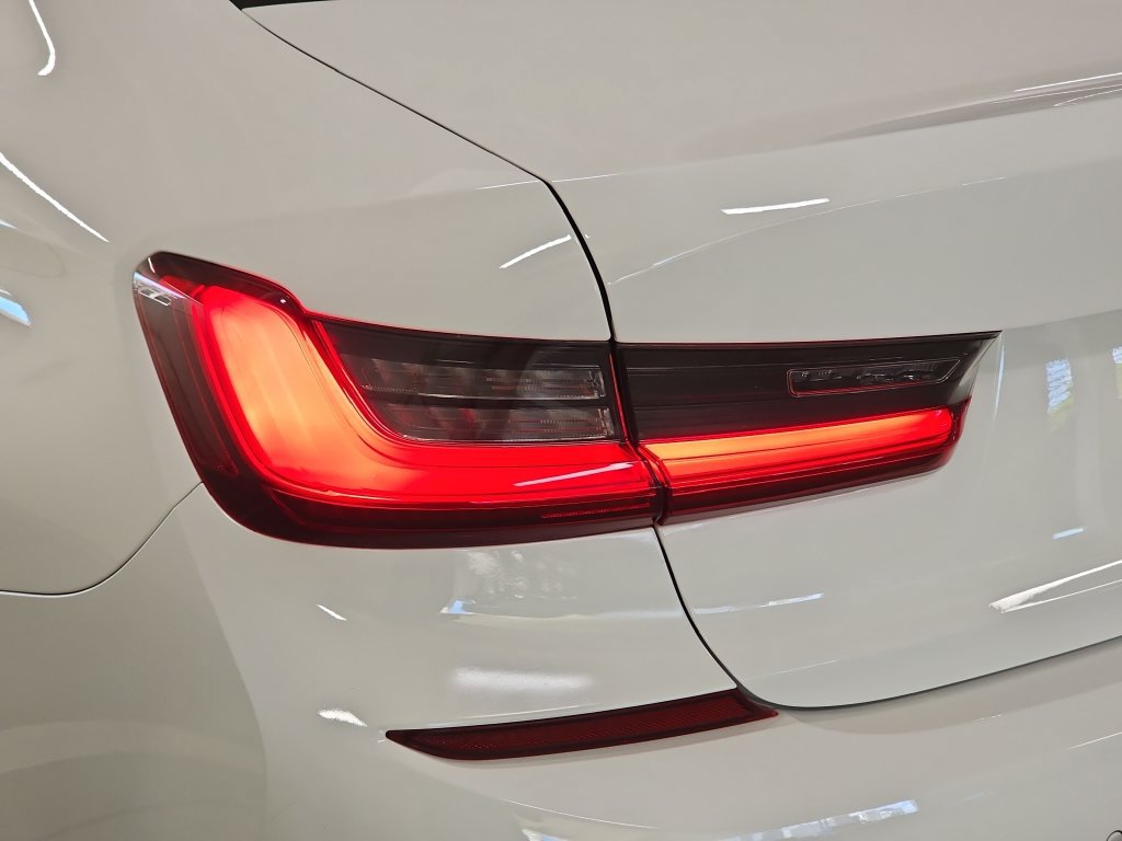Certified 2020 BMW 330i Sedan w/ M Sport Package RWD image 33