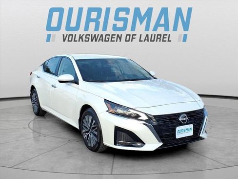 Used 2023 Nissan Altima 2.5 SV image 1