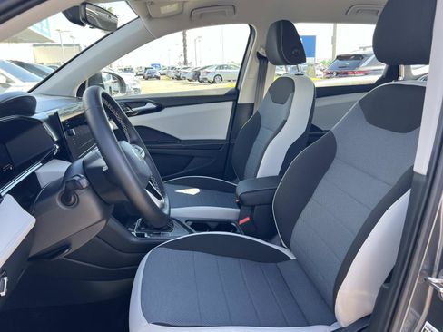 Certified 2025 Volkswagen Taos S image 18