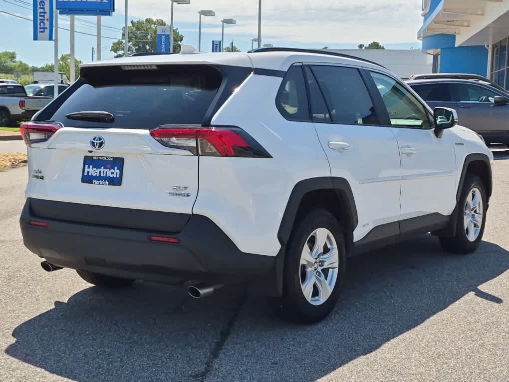 Used 2021 Toyota RAV4 XLE w/ Convenience Package AWD/4WD image 4