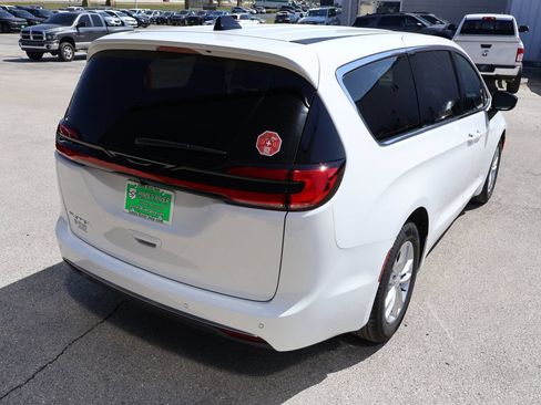 New 2027 Chrysler Pacifica Select FWD image 5