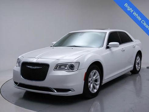 Used 2016 Chrysler 300 Limited RWD image 3