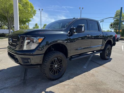 Used 2018 Nissan Titan SV image 9