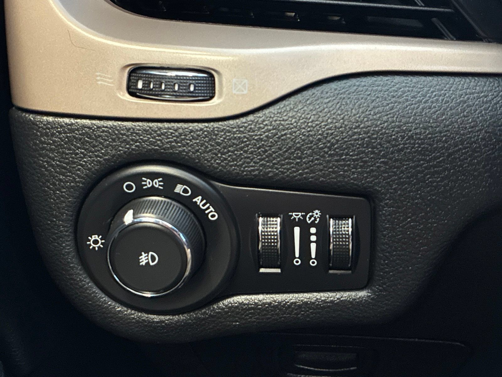 Used 2017 Jeep Cherokee Limited AWD/4WD image 17