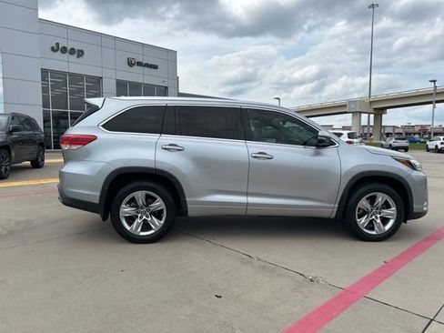 Used 2018 Toyota Highlander Limited FWD image 19