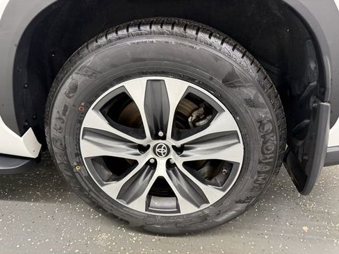 Certified 2023 Toyota Highlander XLE image 19