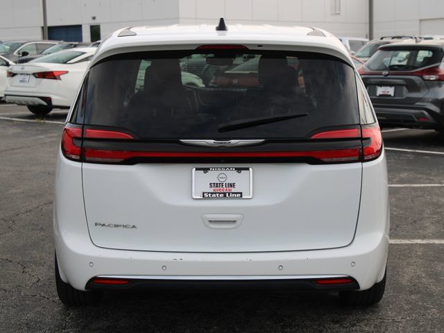 Used 2023 Chrysler Pacifica Touring-L FWD image 8