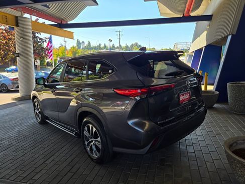 Used 2023 Toyota Highlander XLE image 7