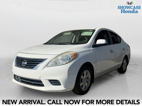 Used 2014 Nissan Versa SV w/ Convenience Package image 2