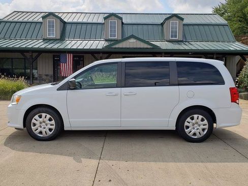 Used 2018 Dodge Grand Caravan SE w/ UConnect Hands-Free Group FWD image 2